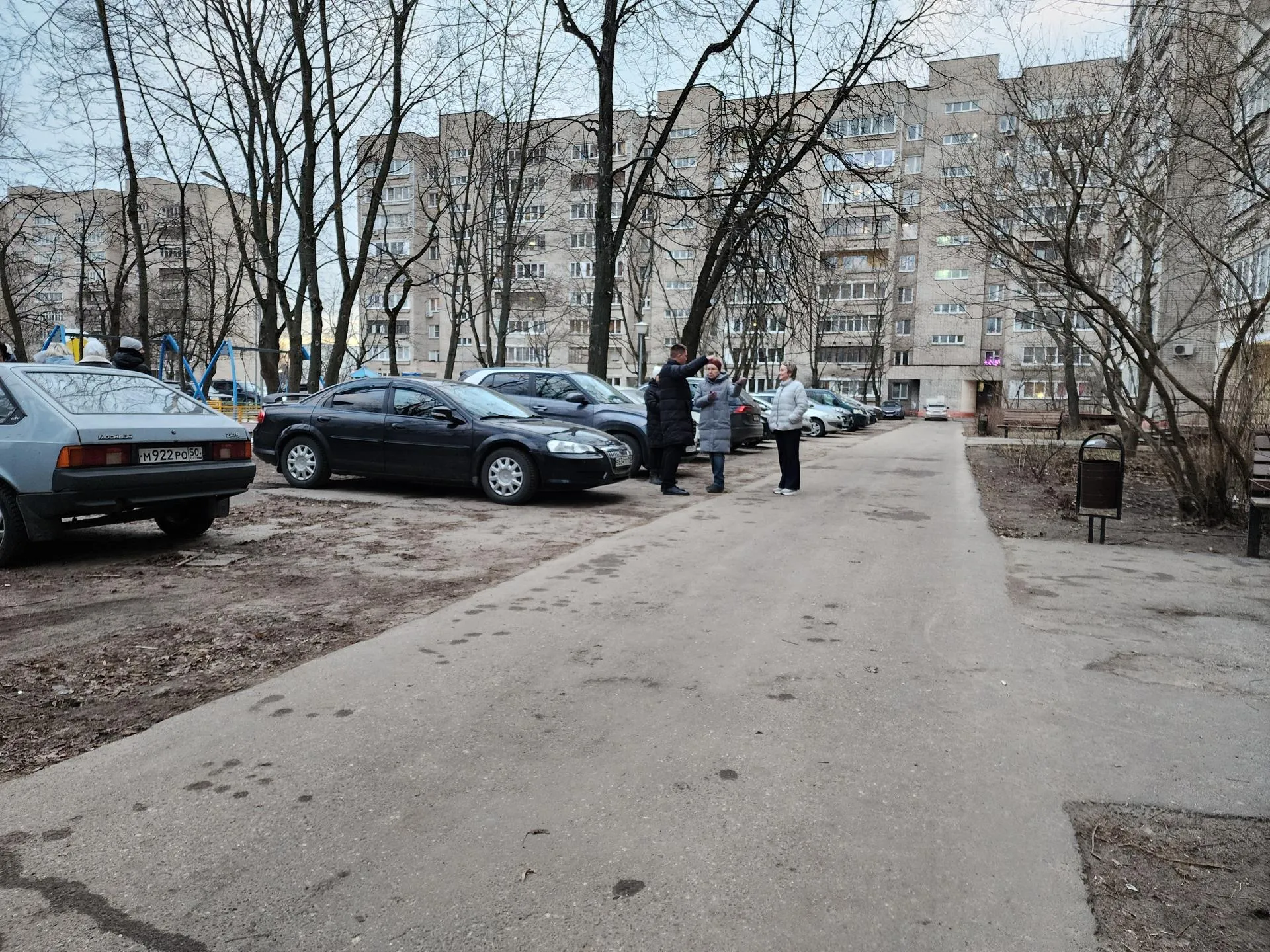 Участок, где нет организованной парковки. Фото: Иван Петрушин