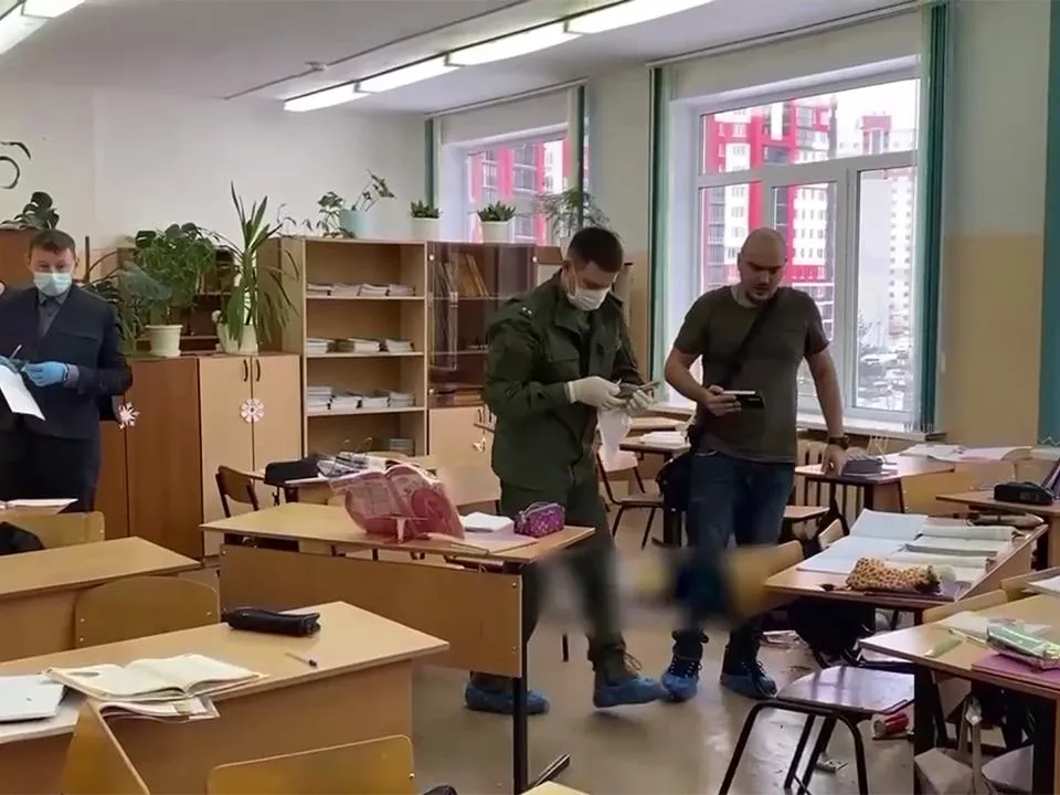 «Сказал при всех, что от нее воняет»: выяснилось, как одноклассники травили устроившую стрельбу школьницу из Брянска