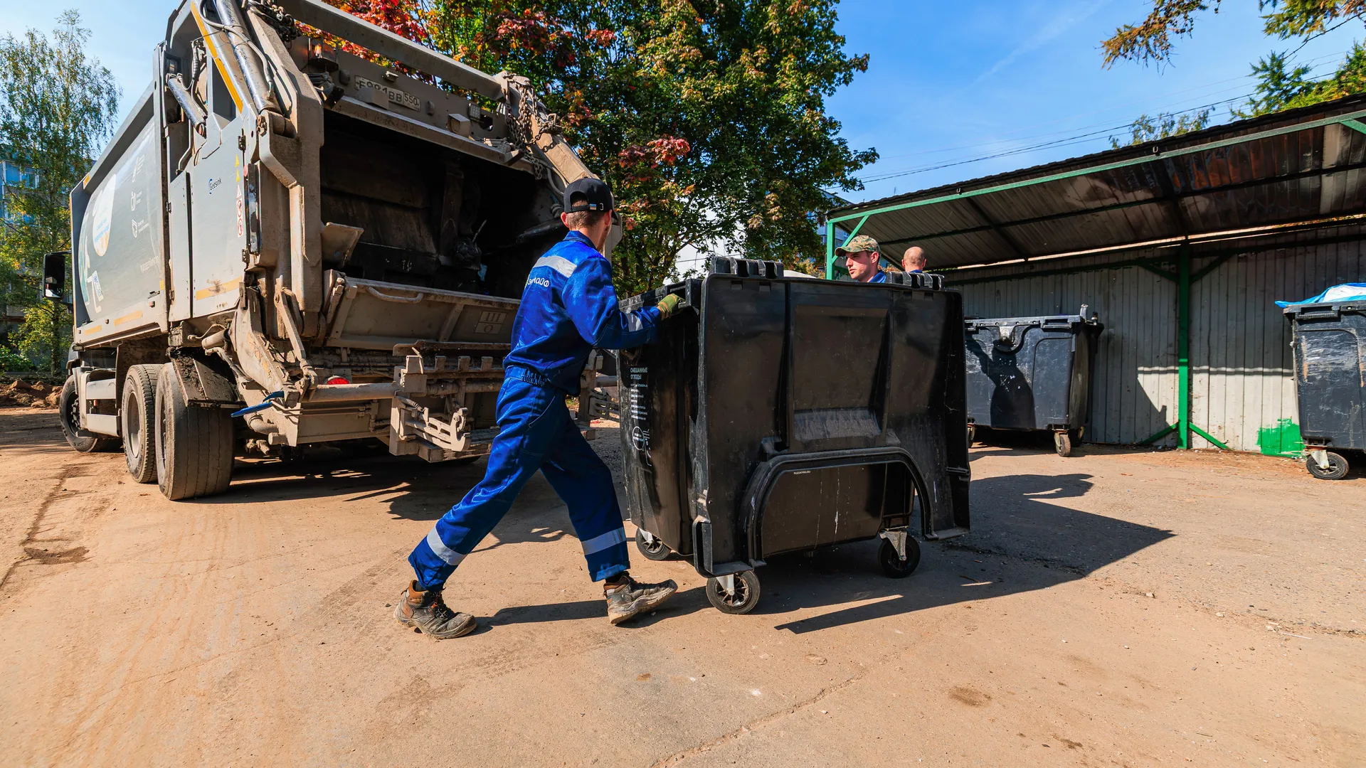 Жуткая находка: тело мужчины выпало из мусоровоза в Петербурге