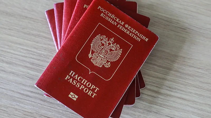 «Больше не полетаем»: россиян возмутил запрет выпуска новых загранпаспортов на «Госуслугах»