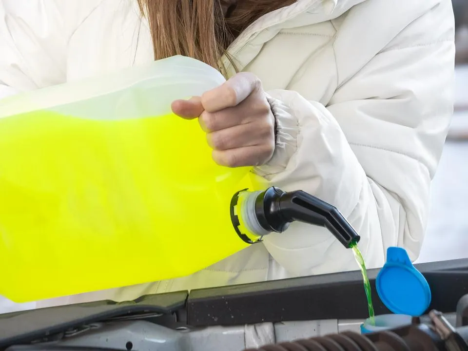 Лишиться прав из-за «назамерзайки»: с чем придется столкнуться водителям, купившим неправильный стеклоомыватель