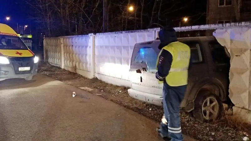 Пьяный водитель пробил бетонную стену в Сергиевом Посаде