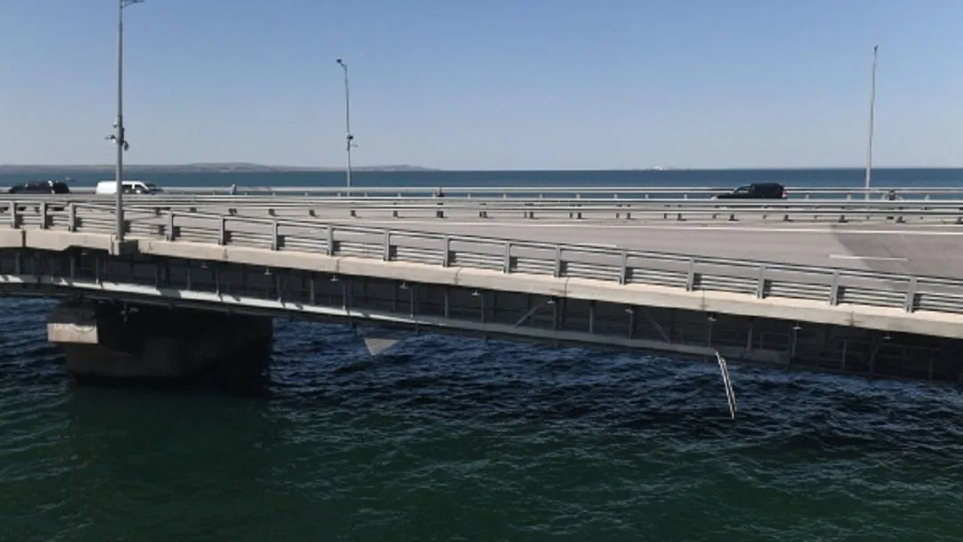 На Крымском мосту после небольшого перерыва возобновили движение