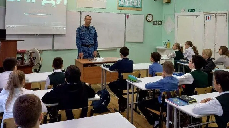 Росгвардейцы провели патриотический урок в подшефной школе в Клину