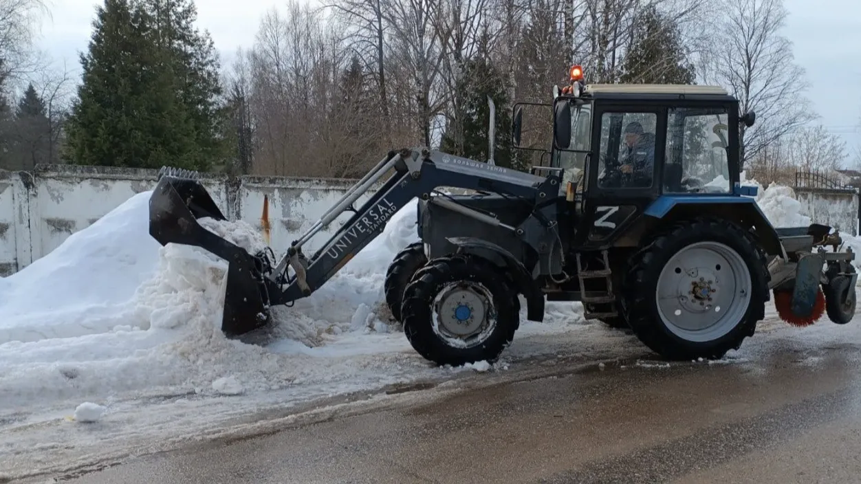 Уборка снега. Фото: администрация Лотошино