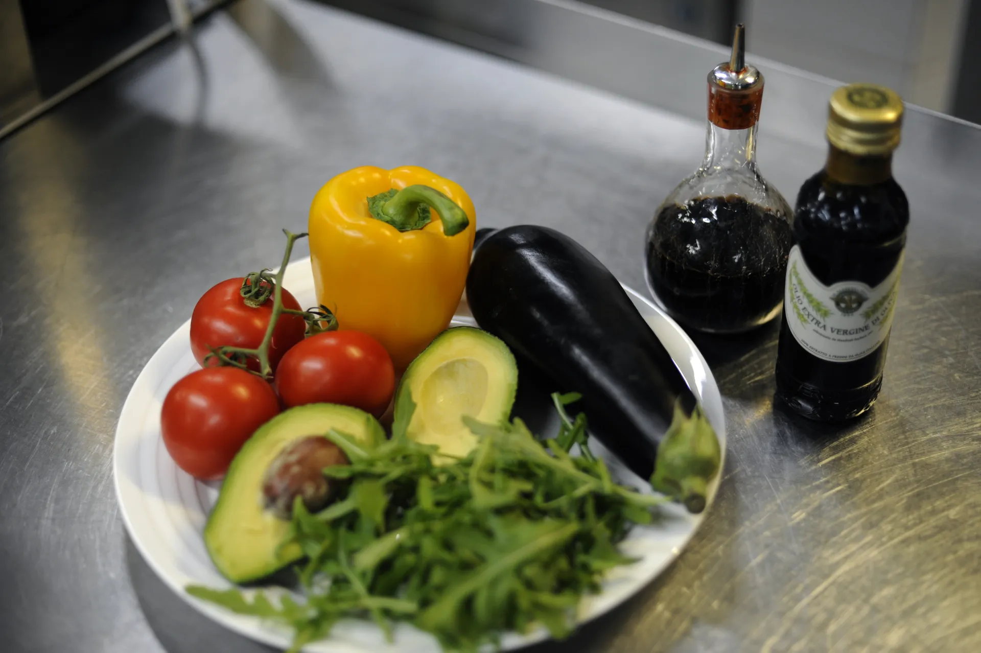 Приготовление салата из авокадо с печеными овощами