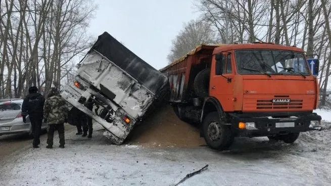 На кузбасской трассе опрокинулся грузовик с зерном