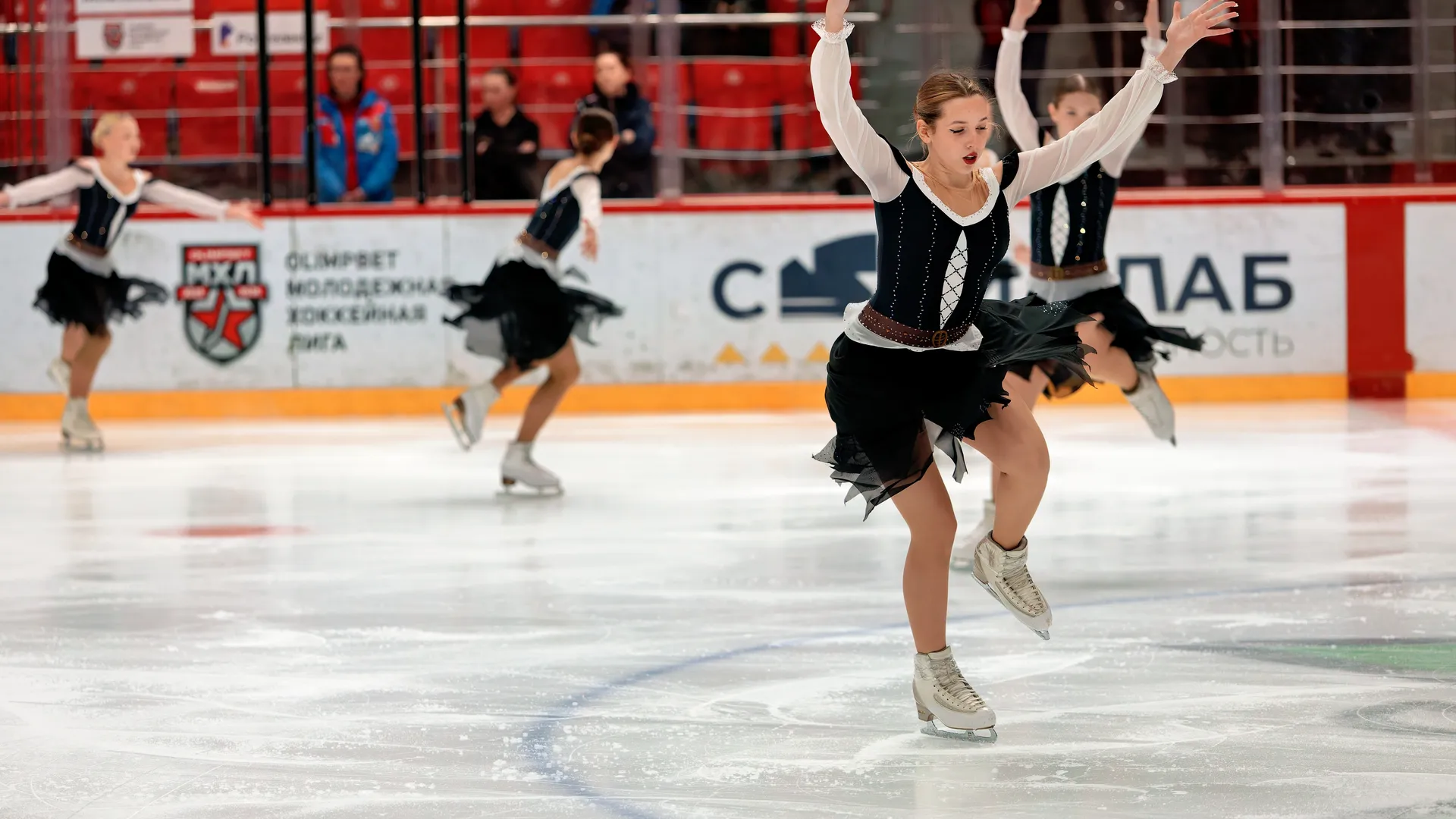 Выступление девочек секции фигурного катания на закрытии Кубка Юрия Ляпкина по хоккею