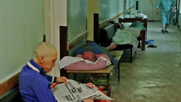 В Пензенской области пациентов больницы размещают на кроватях, сделанных из досок