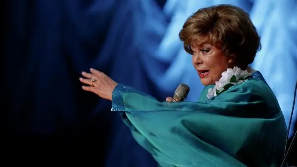 Эдита Пьеха не встает с кровати и перестала отвечать на звонки