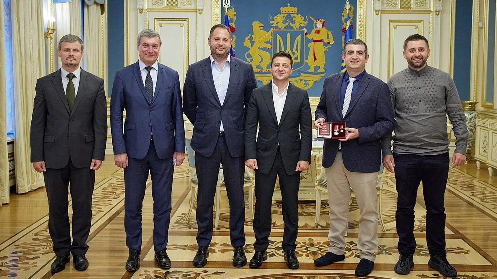 Халук Байрактар (держит коробку с орденом) ​​после вручения госнаграды Украины, 25 августа 2020 года