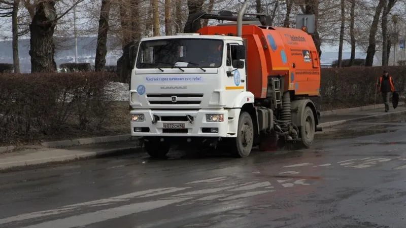 В Кемерово улицы убирает летняя спецтехника