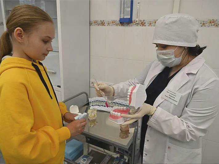 Детский стоматолог рассказал, что дарят ему на Новый год маленькие пациенты