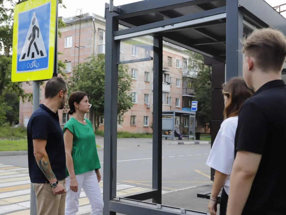 Наталья Силаева осматривает автобусную остановку на улице Ленина. Фото: пресс-служба администрации г. о. Фрязино