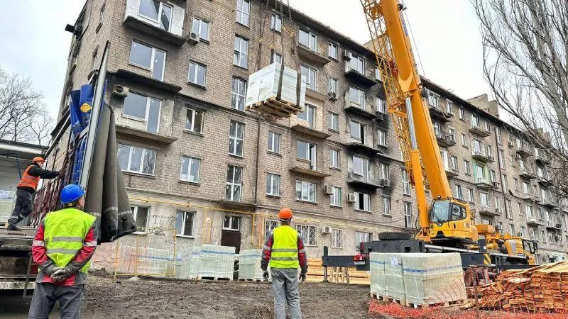 Строители из Подмосковья продолжают восстанавливать объекты в Мариуполе