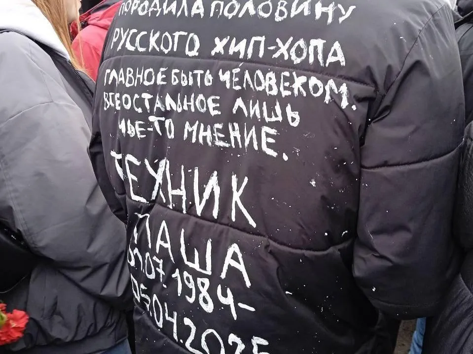 Начались задержания: фанатов Паши Техника снимают с деревьев и забора у территории храма