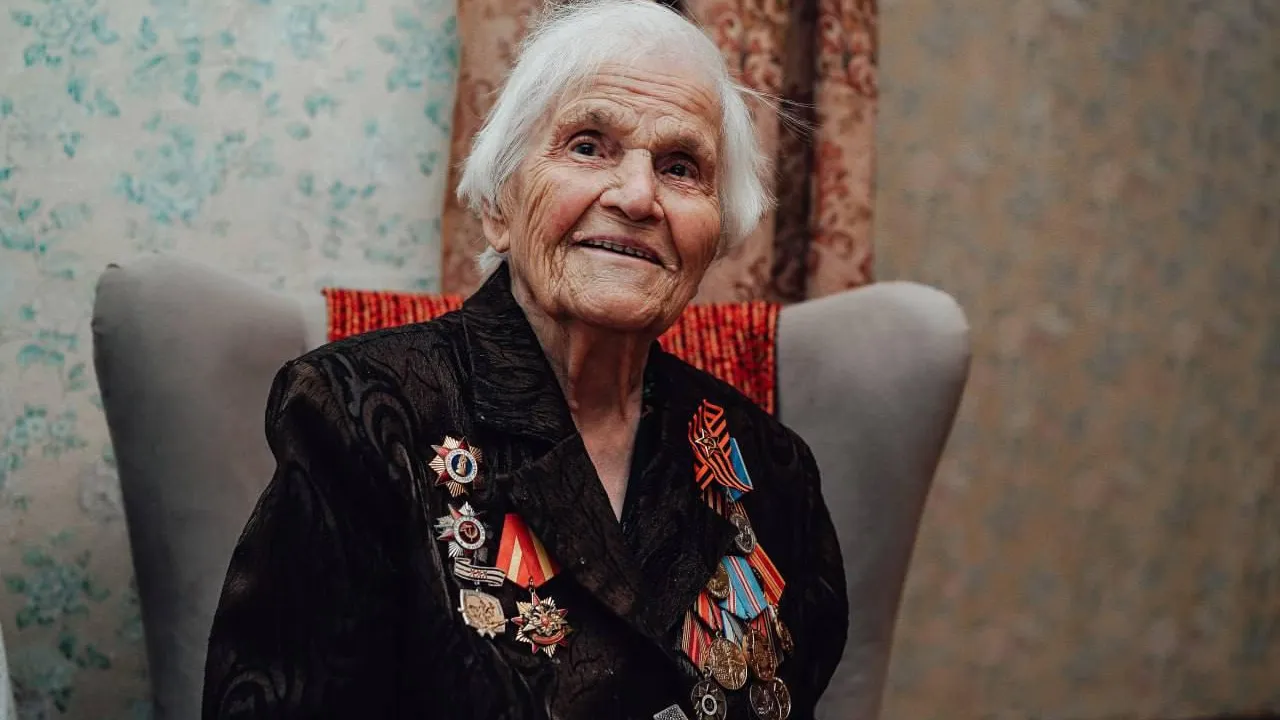 Губернатор Воробьев поздравил ветерана ВОВ Александру Алешину со 100-летним юбилеем