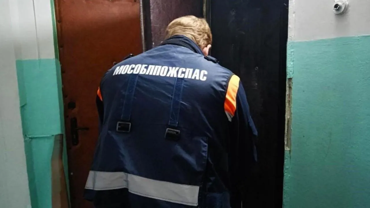 Спасатели в Подмосковье вскрыли дверь квартиры, где лежал пенсионер с инсультом