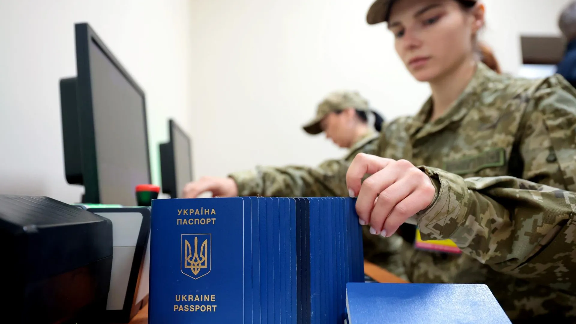 Пограничник проверяют паспорта украинцев. Alona_nikolayevich