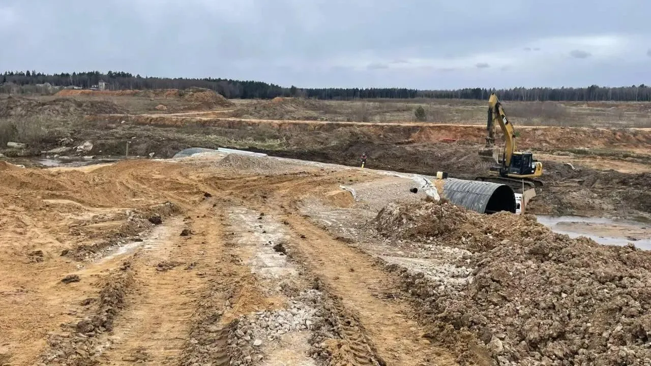 Устройство свай для водопропускной трубы через Баньку завершилось на дороге в Сабурово