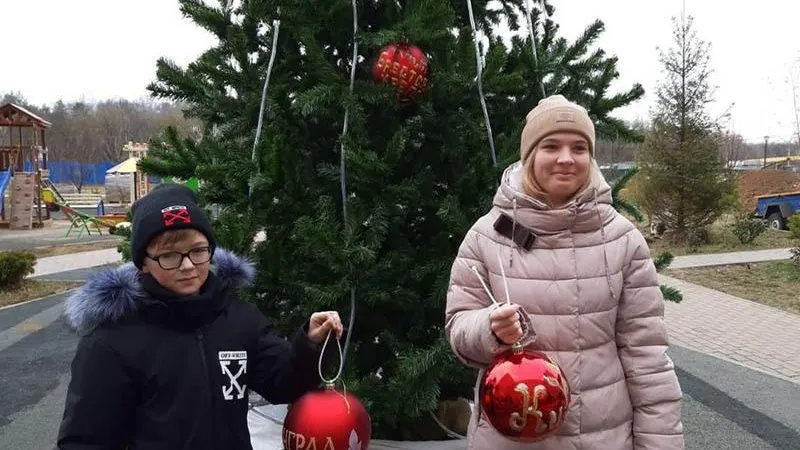 Игрушки с городами-героями появились на елке во дворе Подольска