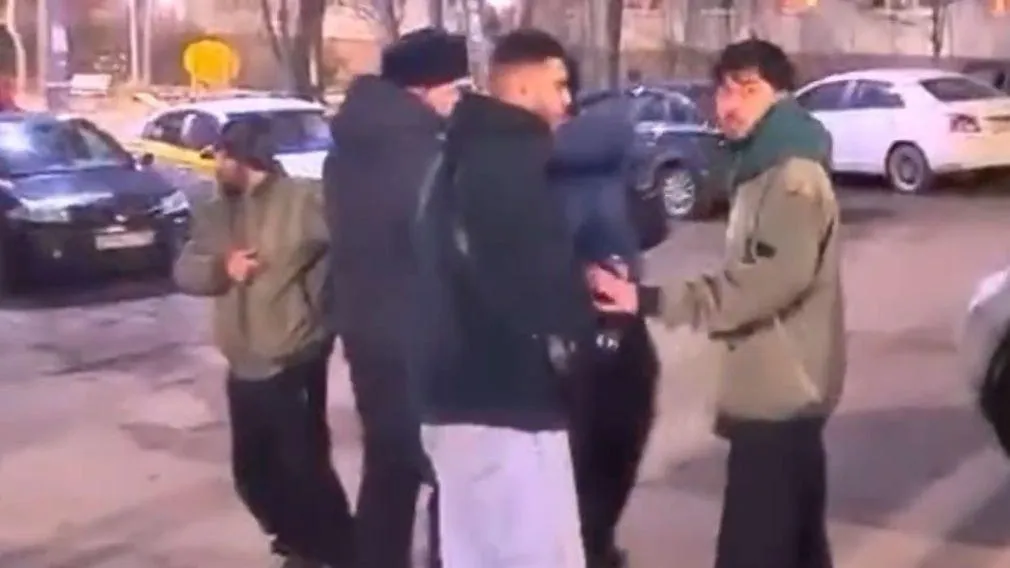 Озверевшие мигранты устроили драку с очевидцами ДТП в подмосковной Малаховке, наплевав на полицейских