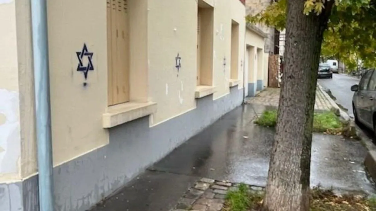 В пригородах Парижа пометили звездами Давида дома, где проживают евреи
