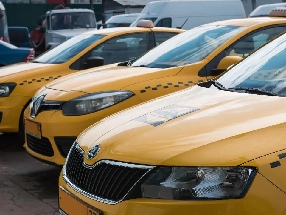 Шокирующие цифры: сколько платят московским студентам в такси — и почему их часто берут водителями