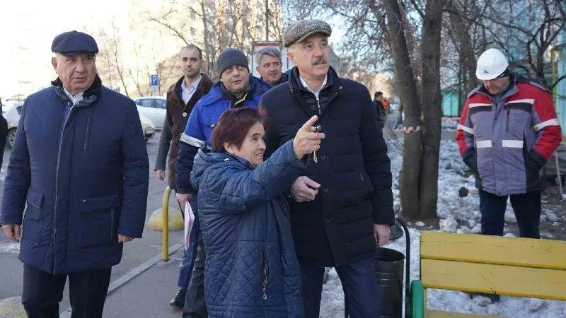Глава округа проверил капремонт дома на улице Митрофанова в Люберцах