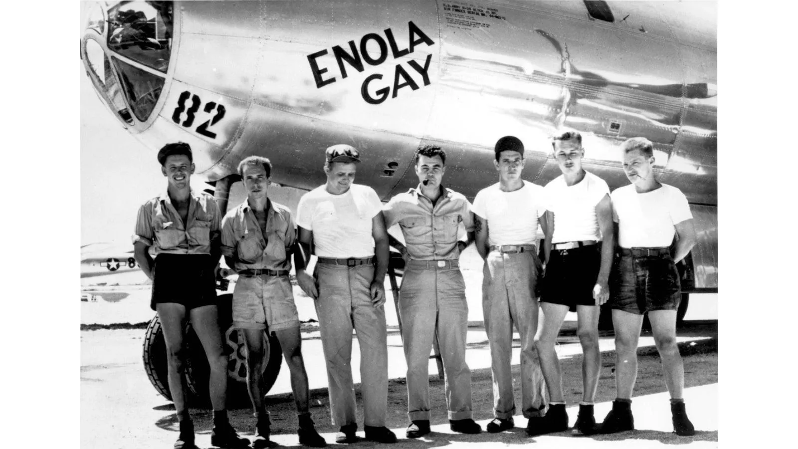 Часть экипажа самолета  B-29 Enola Gay