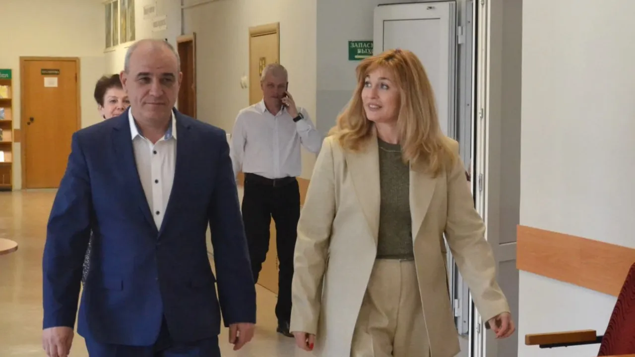 Глава Краснознаменска Владимир Пирогов и летчик-инструктор первого класса Светлана Капанина. Фото: администрация г.о. Краснознаменск