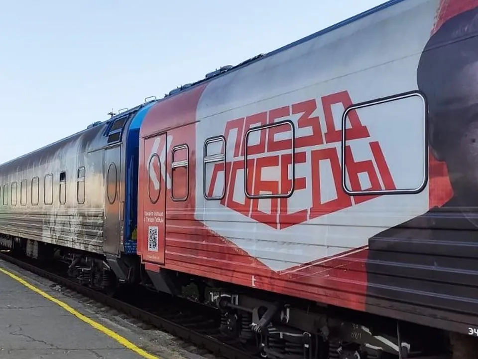 Ретро-состав, бесплатная еда и огни: более 20 млн россиян отметили День Победы