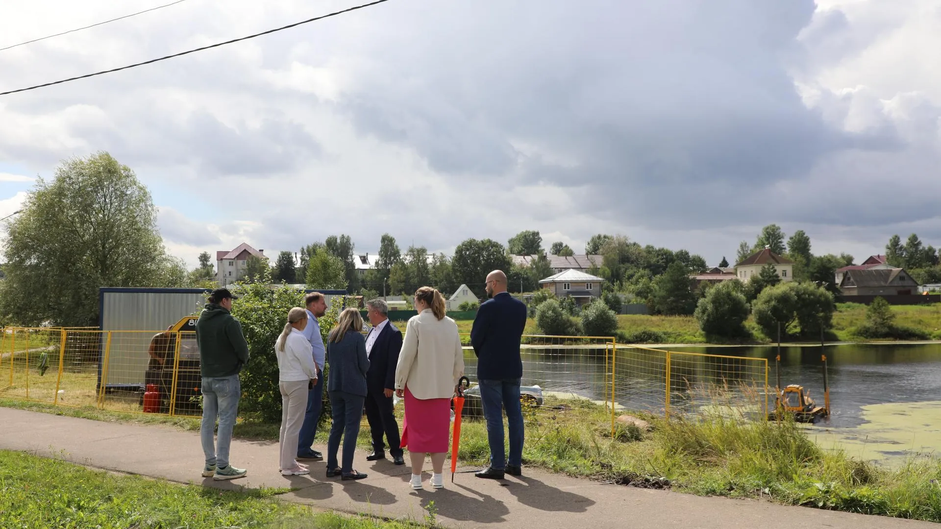В поселке Наро-Фоминского округа начались работы по очистке пруда