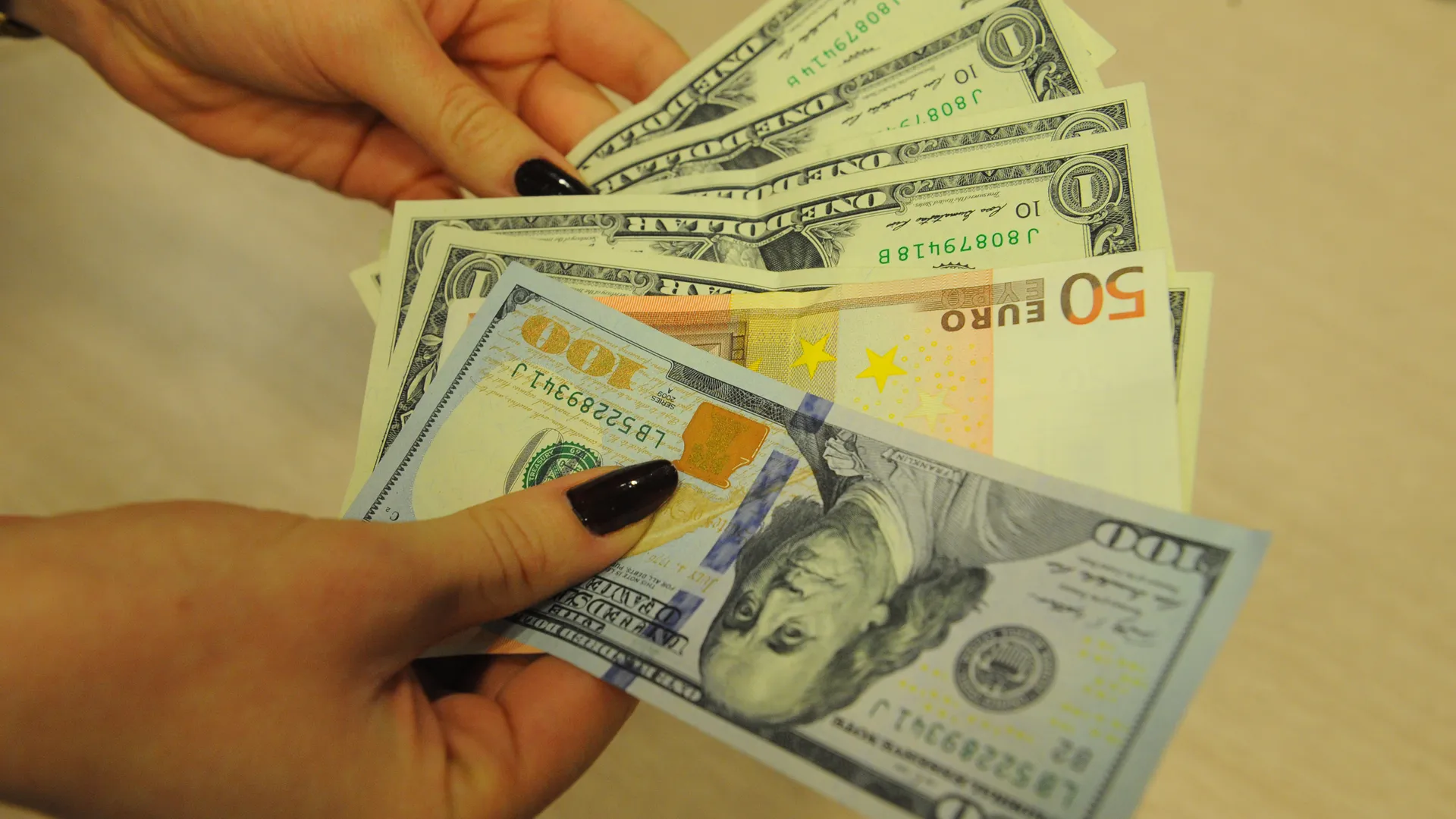 Эксперт назвал условие для возвращения доллара к 60 рублям