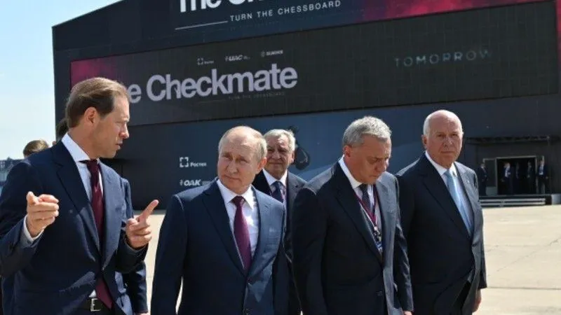 Владимиру Путину на МАКС-2021 представили новейший истребитель Checkmate