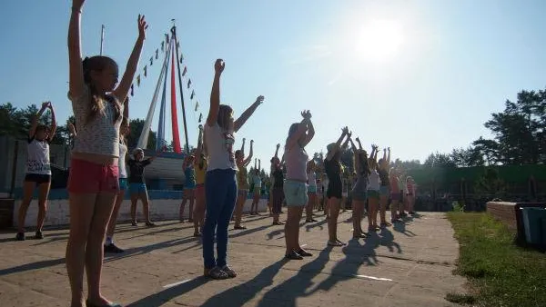 Полицейские провели зарядку в детском лагере «Орленок» в Королеве