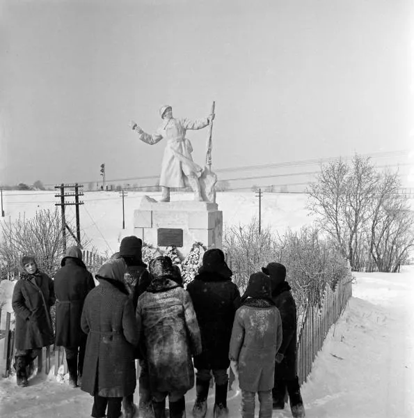 Памятник на братской могиле воинов Советской армии, погибших в боях с немецко-фашистскими захватчиками под Псковом в 1944 году. Деревня Череха Псковского района Псковской области