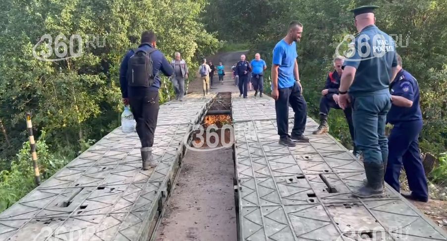 Жители Сысоева поблагодарили Воробьева за быструю установку понтонного моста