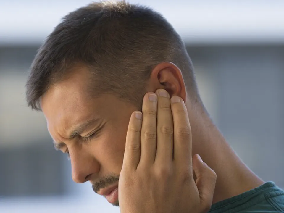 «Перерастет в гнойные процессы»: когда заложенное ухо нельзя лечить дома