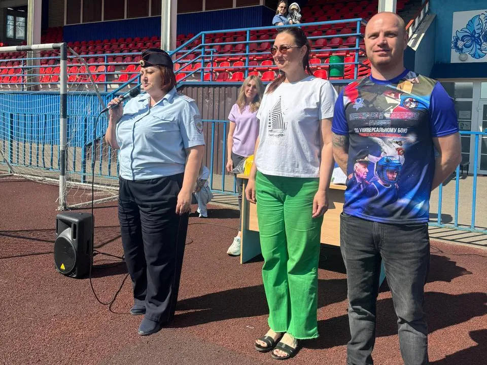 ВрИО директора спортивной школы Денис Бацун, старший инспектор по делам несовершеннолетних Татьяна Зеленская (крайняя слева). Фото: МБУ ДО СШ Краснознаменска