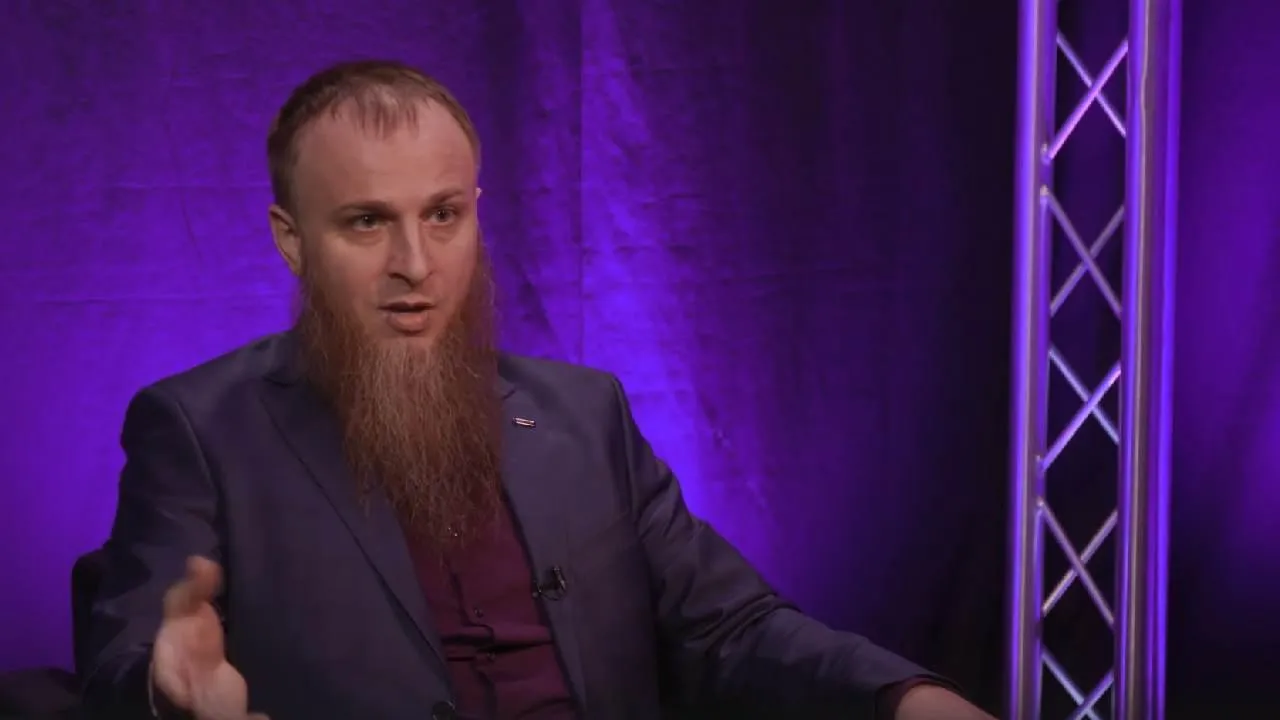 Родила сбежавшая официальная жена: скандальный многоженец Сухов стал отцом в 30-й раз