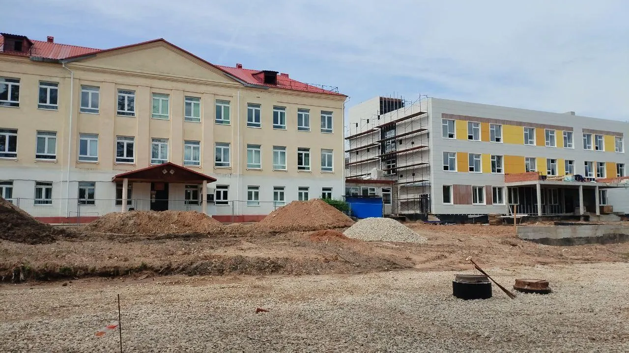 Рабочие приступили к благоустройству территории Поваровской школы в Солнечногорске
