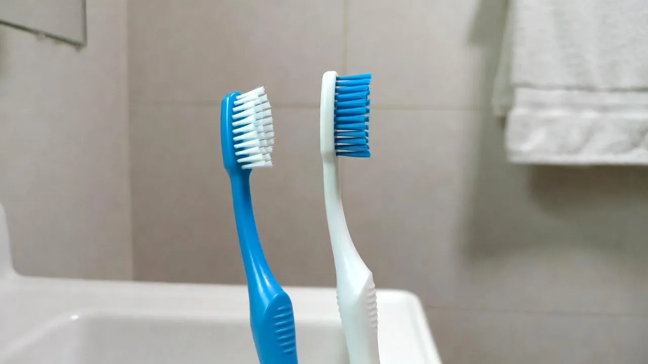 Россиян призвали менять зубную щетку после простуды и ОРВИ