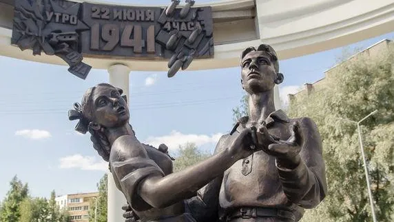 Выпускнице на памятнике в Сергиевом Посаде прикрыли грудь