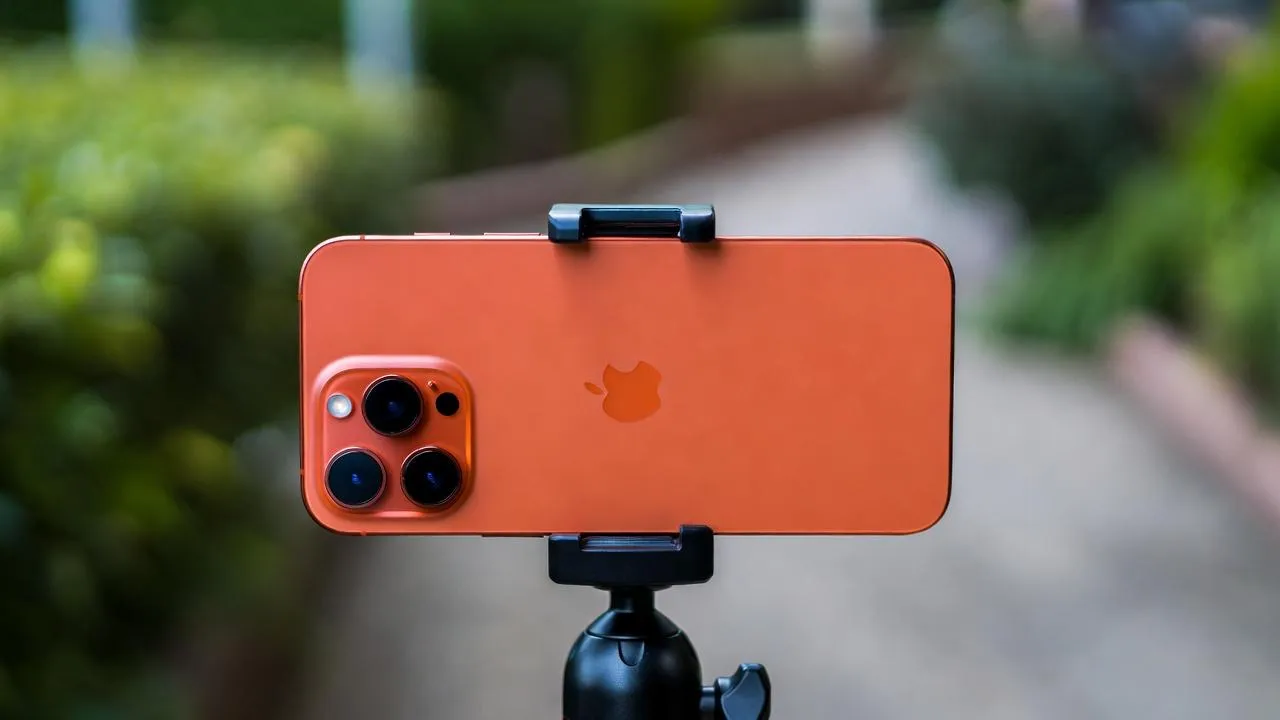 Новый iPhone 17 Pro Max взорвался в руках у туристки в Саудовской Аравии