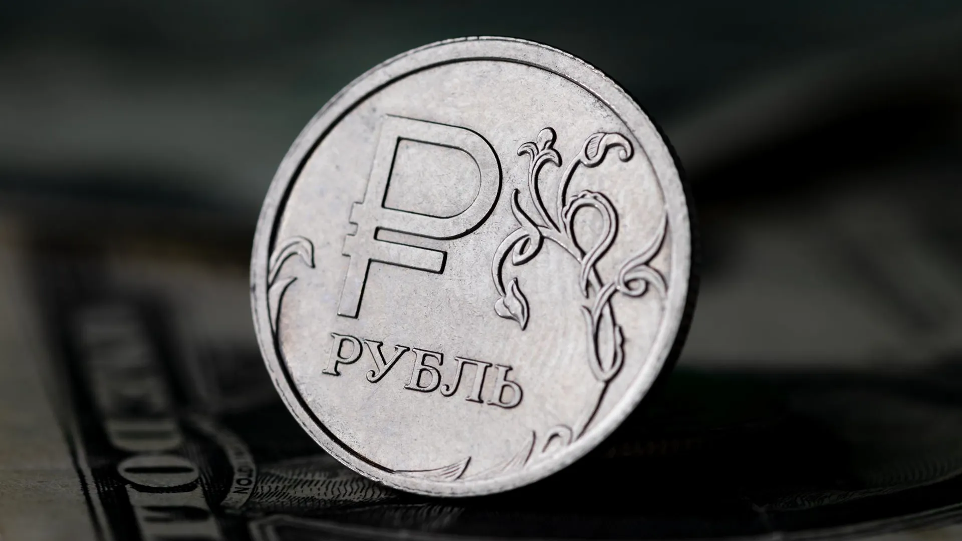 Россиянам могут ограничить рублевые переводы за рубеж