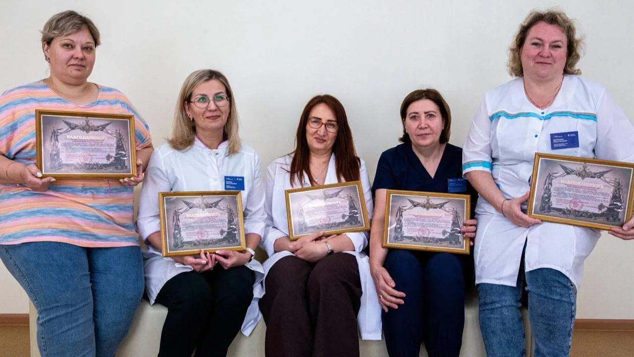 Сотрудникам двух поликлиник Подольской ОКБ передали благодарности от военнослужащих за гумпомощь