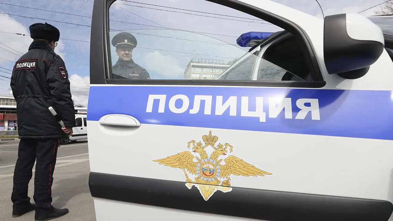 В Сургуте гонщик на иномарке врезался в дорожное ограждение