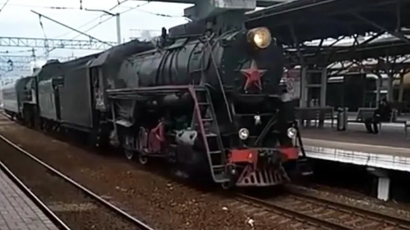 Ретропаровоз из фильма «Двенадцать стульев» удивил жителей Мытищ