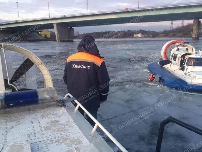 Глухого рыбака вытащили из ледяной воды спасатели из Химок